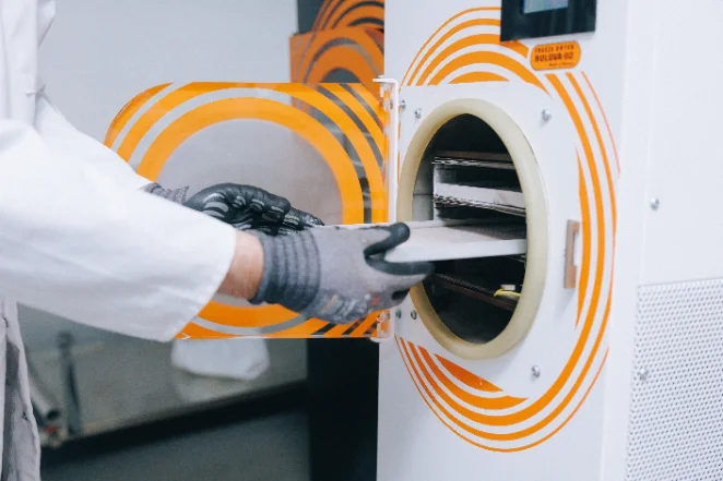 Freeze-dryer chamber with loaded cassettes